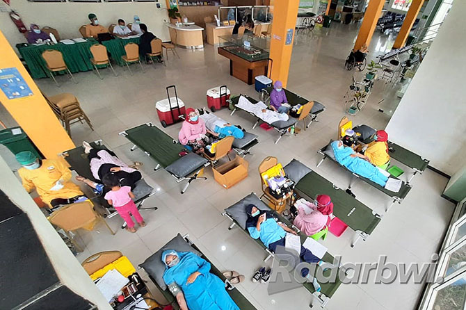 RAMAI: Kegiatan donor darah yang dilaksanakan PMI di Rumah Sakit Al Huda. (Humas PMI untuk RaBa)