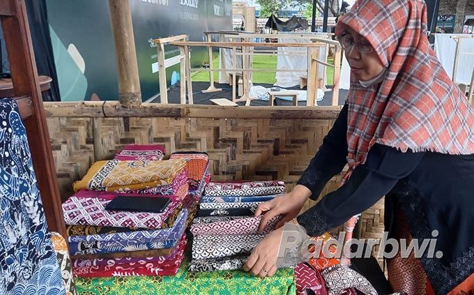 BATIK: Lamhatin membuka stan pameran batik di Taman Blambangan, Jumat (30/9). (Ayu Lestari/Radar Banyuwangi)