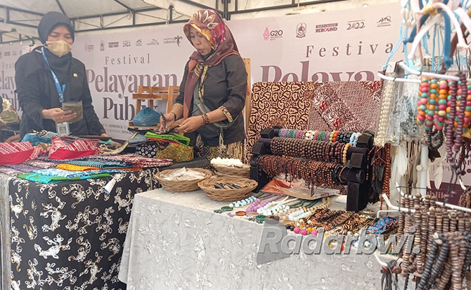 BERANEKA RAGAM: Tiara Yunita Membuka stan display aksesori di Mal Pelayanan Publik Banyuwangi, Minggu (9/10). (Ayu Lestari/Radar Banyuwangi)