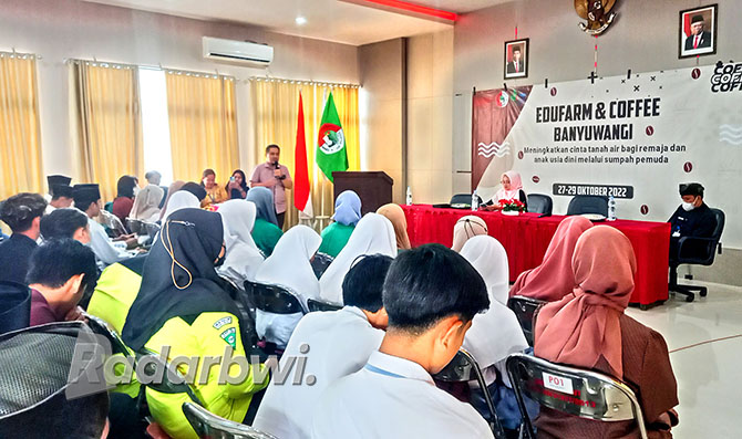 SEMINAR: Untag Banyuwangi mengadakan seminar Edufarm & Coffee dengan tema Meningkatkan Cinta Tanah Air bagi Remaja dan Anak Usia Dini melalui Sumpah Pemuda, Kamis (27/10). (Ayu Lestari/Radar Banyuwangi)