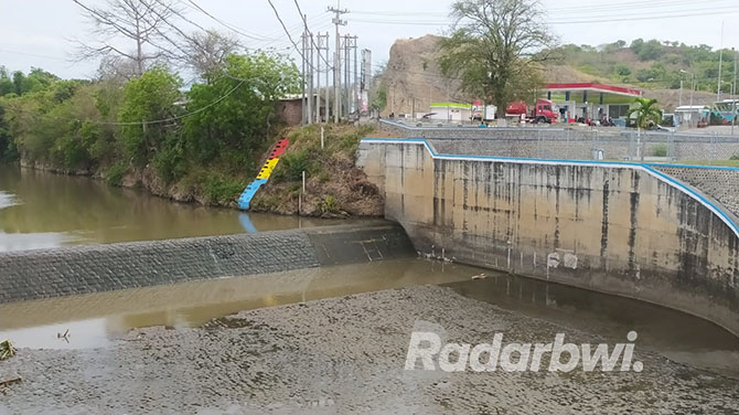 MULAI SURUT: Warna biru yang tampak dipermukaan menandakan kondisi aliran air normal di Dam Pintu Lima, Desa Kotakan, Kecamatan Situbondo, Minggu (9/10). Sebelumnya, debit air di area ini sempat naik. (Iwan Feriyanto/Radar Situbondo)