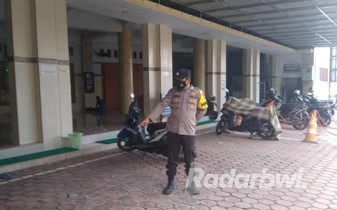 OLAH TKP: Anggota Polsek Asembagus menunjukkan lokasi aksi pencurian di halaman Masjid Besar Al Karomah, Kecamatan Asembagus, Selasa (4/10). (Bagus Rio/Radar Situbondo)