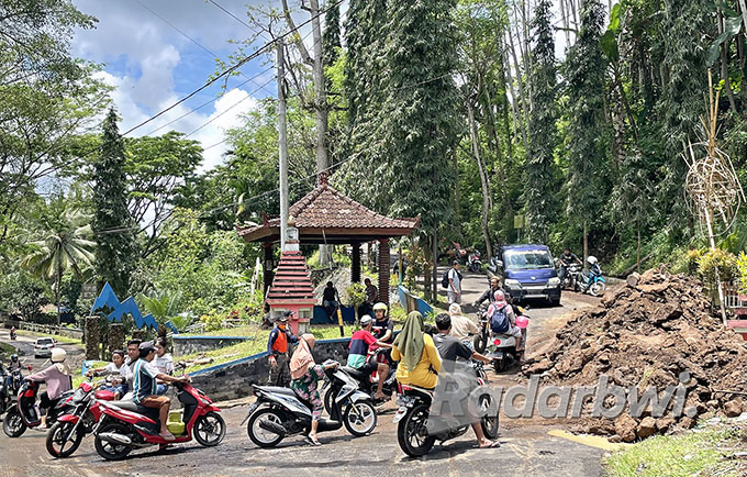 LANCAR: Pertigaan Desa Jelun, Kecamatan Licin sudah bisa dilalui kendaraan setelah sebelumnya dipenuhi luapan air akibat hujan lebat, Sabtu (1/10). (Fredy Rizki/Radar Banyuwangi)