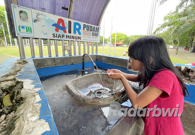 AMAN BAGI KESEHATAN: PUDAM Banyuwangi menyiapkan keran portabel di RTH Blambangan. Air yang mengalir lewat keran ini bisa langsung diminum. (Fredy Rizki/Radar Banyuwangi)