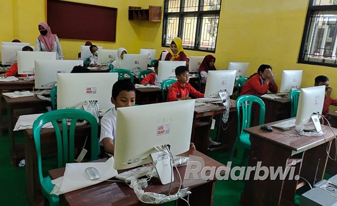 TERUS BERLATIH: Siswa kelas 5 SDN Kepatihan melakukan simulasi ANBK, Kamis   lalu (6/10). (Lia untuk Radar Banyuwangi)