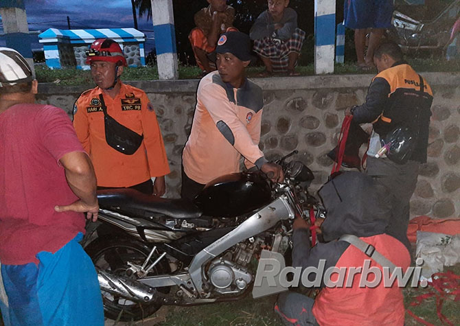 RUSAK PARAH: Anggota Pusat Pengendalian Operasi (Pusdalops) BPBD Situbondo, mengevakuasi motor milik almarhum Jefri, warga Desa Karanganyar, yang jatuh ke sungai, Senin (17/10). (Humaidi/Radar Situbondo)