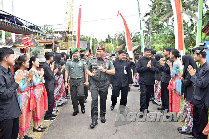 DISAMBUT HARMONI: Komandan Pusat Teritorial Angkatan Darat (Pusterad) Letjen TNI Teguh Muji Angkasa tiba di Kampung Pancasila di Desa Patoman, Kecamatan Blimbingsari, Kamis (27/10). (Dedy Jumhardiyanto/ Radar Banyuwangi)