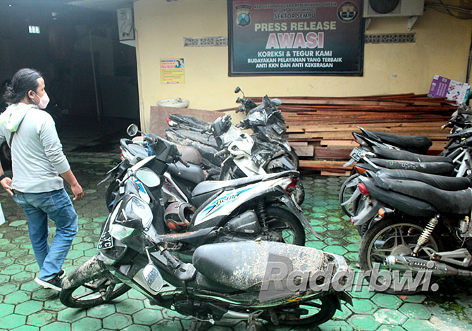 BB: Enam motor yang rusak akibat tertimpa reruntuhan atap teras Indomaret di Dusun Klontang, Desa Gendoh, Kecamatan Sempu diamankan di Mapolsek Sempu, Selasa (18/10). (Salis Ali/Radar Genteng)