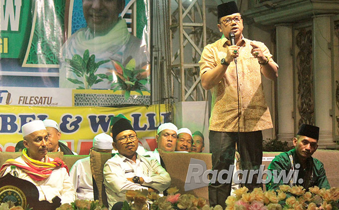 SAMBUTAN: Kapolresta Banyuwangi Kombes Pol Deddy Foury Millewa memberikan sambutan disaksikan Owner Mebel Bang Hasyim Habib Hasyim bin Alwi bin Ali Al Haddar dan  Wabup Banyuwangi H Sugirah, pada Minggu malam (2/10). (Salis Ali/Radar Genteng)