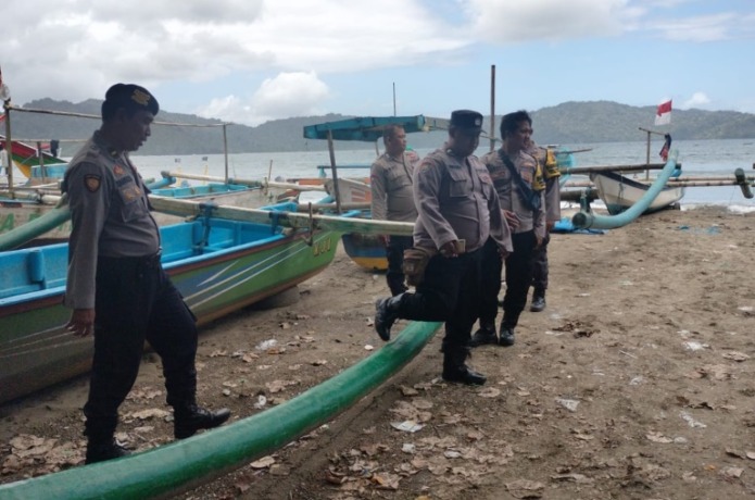 JAGA KONDUSIVITAS: Jajaran Polsek Pesanggaran patroli di pesisir Pantai Pancer, Desa Sumberagung menjelang KTT G20, Kamis (27/10).
