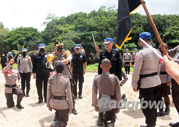 SIMBOLIS: Kapolresta Banyuwangi Kombes Pol Deddy Foury Millewa bersama Kadispendik Provinsi Jatim Wahid Wahyudi melakukan siraman kepada taruna dan taruni SMADATARA disaksikan Kacabdispendik Jatim wilayah Banyuwangi Istu Handono dan Kepala SMADATARA Slame