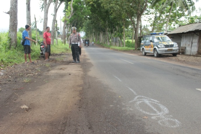 CEK: Kanitlantas Polsek Genteng mengecek lokasi kecelakaan di jalan raya Dusun Nganjukan, Desa Karangsari, Kecamatan Sempu, Kamis (27/10).