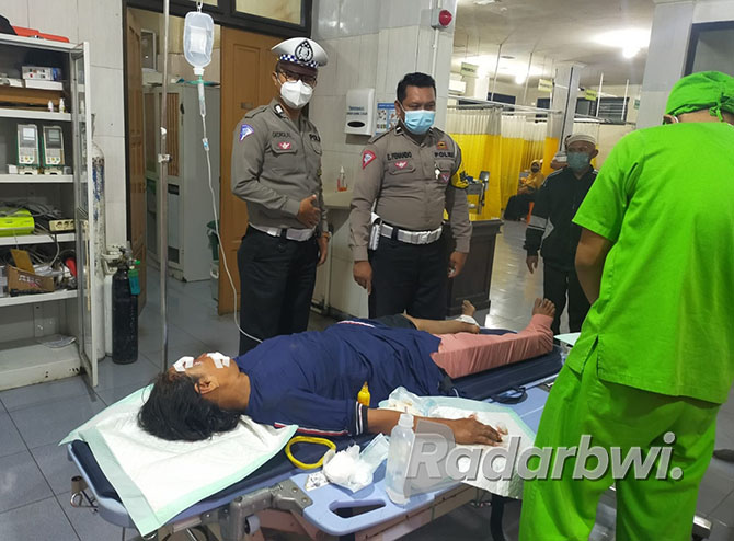 CEK: Anggota Unit Lantas Polsek Genteng saat melihat korban kecelakaan di RSUD Genteng, Senin (17/10). (Salis Ali/Radar Genteng)