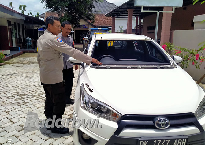 MOBIL: Mobil Toyota Yaris DK 1747 ABH yang digunakan pelaku saat beraksi diamankan di Mapolsek Purwoharjo, Jumat (21/10). (Lugas Rumpakaadi/Radar Genteng)