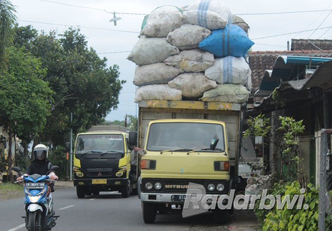 PENUH: Truk pengangkut barang rongsokan yang menggunung di Dusun Tugung, Desa/Kecamatan Sempu, Jumat (21/10). (Salis Ali/Radar Genteng)