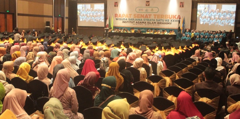 MEGAH: Wisuda sarjana ke-28 IAI Ibrahimy Genteng digelar di Ballroom El Royale Hotel, Dusun Krajan, Desa Dadapan, Kecamatan Kabat, pada Sabtu (29/10).