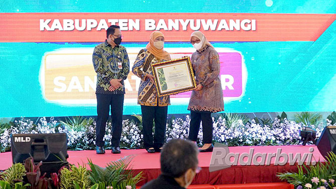 DUA SRIKANDI: Bupati Ipuk menerima piagam penghargaan dari Gubernur Khofifah Indar Parawansa di Surabaya, Kamis (27/10). (Dini untuk Radar Banyuwangi)