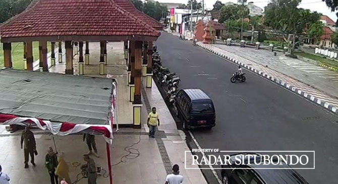 BELOK KANAN: Terduga pencuri helm milik Fathor Rohim terekam kamera CCTV di selatan Gazebo Alun-Alun Kota Situbondo, Senin lalu (28/11). (Tangkapan Layar CCTV)