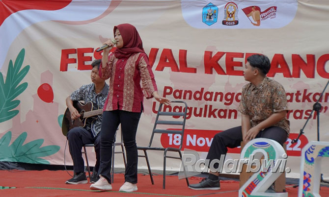 PERCAYA DIRI: Siswa siswi SMA Negeri 1 Situbondo menampilkan bakatnya di ajang festival kebangsaan, Jumat lalu (18/11). (SMASA UNTUK JPRS)