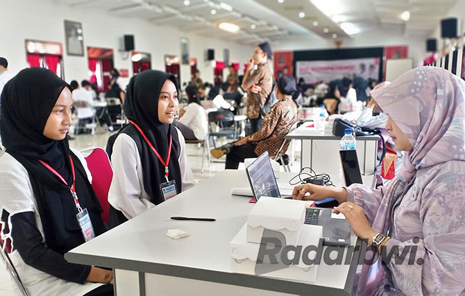 SERIUS: Peserta dari LKP Desy Education mengikuti uji kompetensi Bahasa Inggris di kampus Universitas 17 Agustus 1945 Banyuwangi, Minggu (27/11).