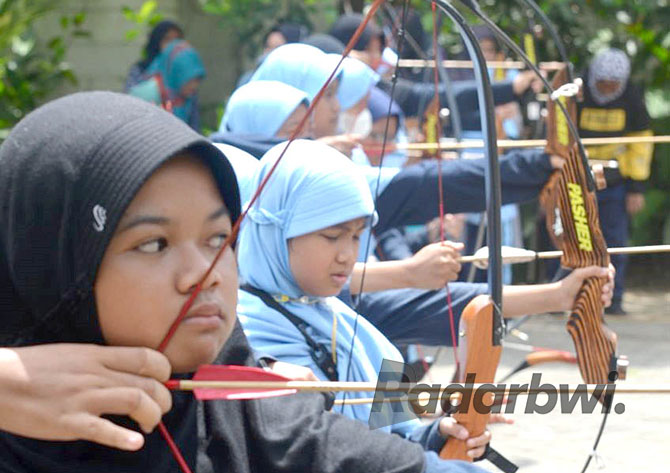 BAKAT ATLET: Siswa-siswi Al Uswah 2 saat melakoni kompetisi panahan internal, Minggu (13/11). (TOHA/RABA)