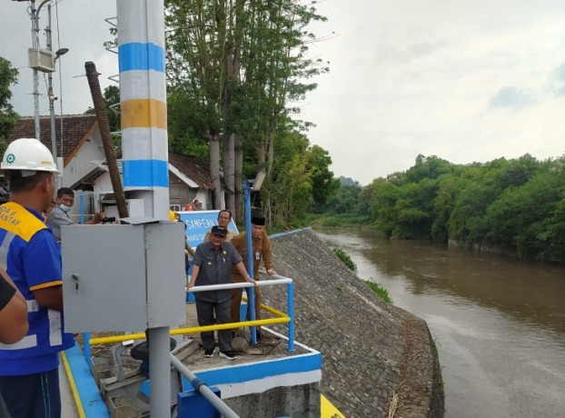 WASPADA BANJIR :Bupati Situbondo, Drs. Karna Suswandi Wawan Setiawan meninjau pintu air di Dam Pntu Lima Desa Kotakan, Kecamatan Kota, Selasa (8/11). (Iwan Feriyanto/Radar Situbondo)