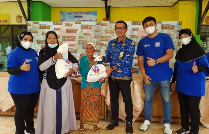 BAGI BAGI REJEKI: Sejumlah karyawan KDS (seragam biru) Mengabadikan momen bahagia dengan ibu-ibu lansia, Minggu (27/11).