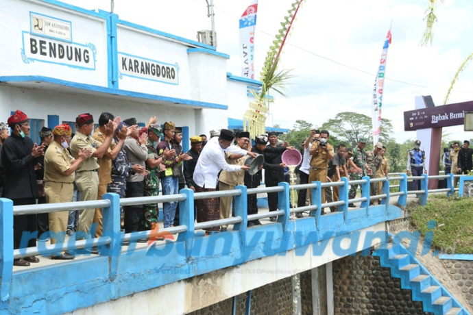 DESTINASI WISATA: Wabup Sugirah dan Kepala Dinas PU Pengairan Guntur Priambodo larung dawet di Bendungan Karangdoro, Desa Karangdoro, Kecamatan Tegalsari pada Senin (31/10).