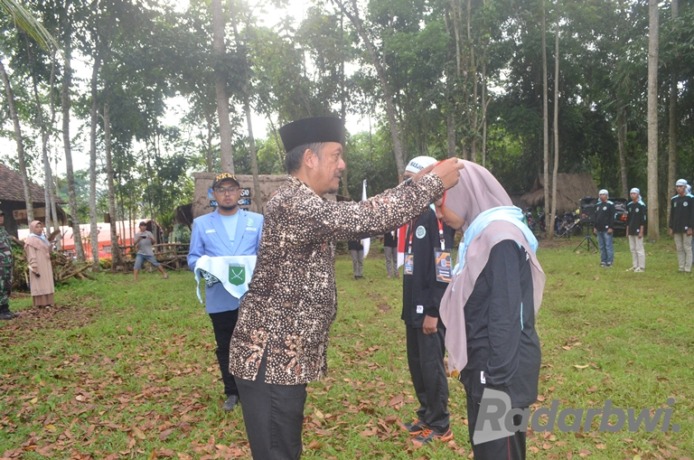 SIMBOLIS : Kepala Kemenag Kabupaten Banyuwangi Dr Moh Amak Burhanudin menyematkan tanda peserta dalam Diklatsar Brigade Masjid Angkatan 1 pada Sabtu (19/11)