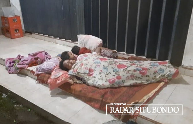 TIDUR DI LUAR RUMAH: Sejumlah warga di Kecamatan Banyuglugur memilih tidur di halaman rumah untuk mengantisipasi terjadinya gempa susulan, Rabu malam (23/11). (HUMAIDI/JPRS)