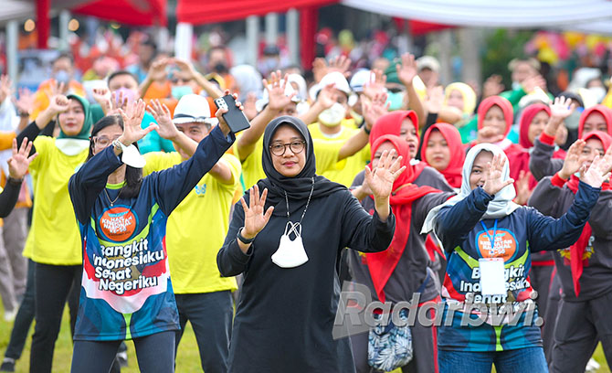 SEHAT BERSAMA: Bupati Ipuk Fiestiandani bersama para tenaga kesehatan mengawali senam dalam peringatan HKN 2022 di RTH Taman Blambangan, Minggu (13/11). (RAMADA KUSUMA/RABA)