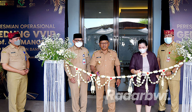 TINGKATKAN MUTU LAYANAN: Wabup Sugirah bersama anggota DPRD Marifatul Kamila didampingi Sekkab Mujiono, Direktur RSUD Blambangan dr Widji Lestariono, dan Plt Kepala Dinkes Amir Hidayat memotong rangkaian bunga simbol peresmian ruang VVIP RSUD Blambangan,