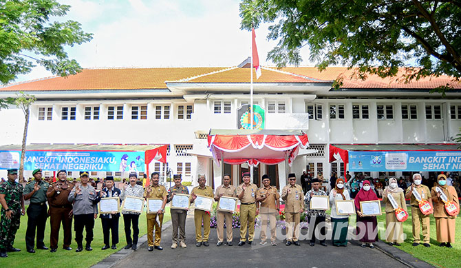 APRESIASI: Wabup Sugirah didampingi Plt Kepala Dinkes Amir Hidayat dan Sekkab Mujiono berfoto bersama insan dan lembaga kesehatan yang meraih penghargaan dari Pemkab Banyuwangi. (RAMADA KUSUMA/RaBa)
