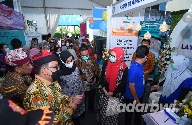 SEMARAK: Sekretaris Daerah Provinsi (Sekdaprov) Jawa Timur Adhy Karyono didampingi Kepala Dinas Kesehatan Provinsi Jatim dr Erwin Astha Triyono dan Bupati Banyuwangi Ipuk Fiestiandani mengunjungi stan pameran inovasi kesehatan di El Hotel Royale Banyuwang