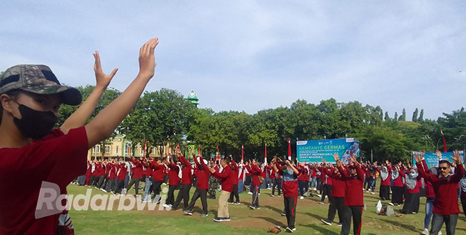 KELUARKAN KERINGAT: Ratusan tenaga kesehatan beserta Forkopimda  bersenam di tengah Alun-alun Kota Situbondo, Jumat (11/11). (HUMAIDI/JPRS)