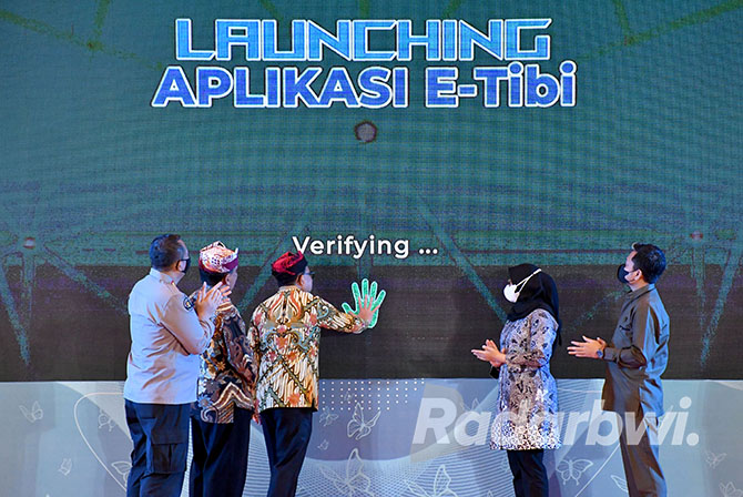 INOVASI: Sekretaris Daerah Provinsi (Sekdaprov) Jawa Timur Adhy Karyono didampingi Kepala Dinas Kesehatan Provinsi Jatim dr Erwin Astha Triyono dan Bupati Banyuwangi Ipuk Fiestiandani me-launching aplikasi E-TIBI berbasis website dalam puncak peringatan H