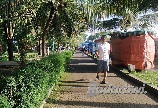 JOGING: Warga berlari kecil mengelilingi area Lapangan Maron di Kecamatan Genteng, Banyuwangi. (GARET WARDANI/RABA)