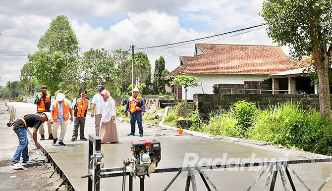 BERLAPIS BETON: Bupati Ipuk Fiestiandani didampingi Plt Kepala Dinas PU CKPP Danang Hartanto meninjau pembangunan jalan lingkar barat Genteng, Minggu (6/11). (Dini untuk Radar Banyuwangi)