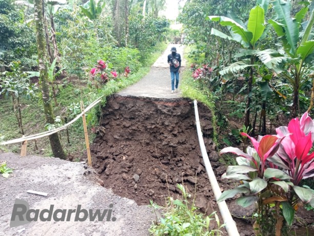 PUTUS : Jembatan penghubung Dusun Gumuk Candi, Desa Songgon dan Dusun Tegalrejo, Desa Bayu, Kecamatan Songgon yang ambrol karena pondasinya tergerus aliran sungai, Minggu (20/11).