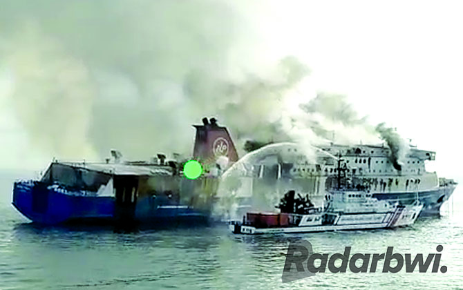 KEPULKAN ASAP: Petugas gabungan menyemprotkan air ke bagian kapal yang terbakar. Kapal yang mengangkut ratusan kendaraan tersebut akhirnya karam di perairan Bali Kamis (17/11) pukul 16.45 WITA. (RAMADA KUSUMA/RaBa)