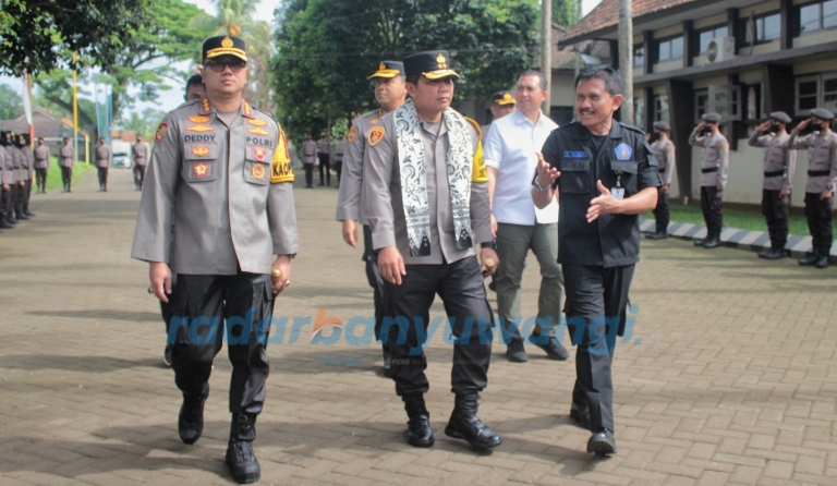 DISAMBUT: Kapolda Jatim Irjen Pol Toni Harmanto (tengah)  didampingi Kapolresta Banyuwangi Kombespol Deddy Foury Millewa (kiri) saat berkunjung ke Smadatara disambut Kepala Smadatara Slamet Riyadi (kanan), Selasa (8/11).