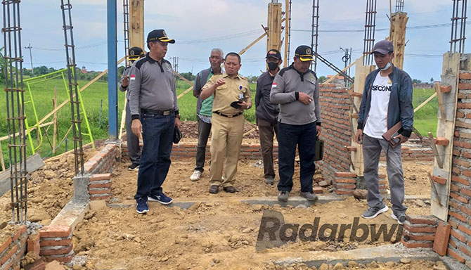 SIDAK: Jajaran Komisi II DPRD Situbondo mendatangi proyek pembangunan gedung di pasar tradisional Besuki, Desa/Kecamatan Besuki, Senin (7/11). (Iwan Feriyanto/Radar Situbondo)