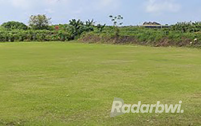 Lapangan Badean pernah populer sebagai lokasi kompetisi sepak bola ”tarkam” yang produktif. Lebih dari itu, lapangan di Desa Badean, Kecamatan Blimbingsari, itu jadi denyut utama kegiatan warga setempat.