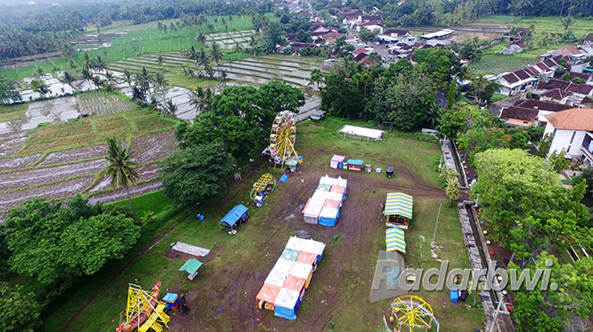 TEPI SAWAH: Arena hiburan rakyat pasar malam digelar di Lapangan Glagah, Kecamatan Glagah, Banyuwangi, kemarin. (RAMDA KUSUMA/RABA)