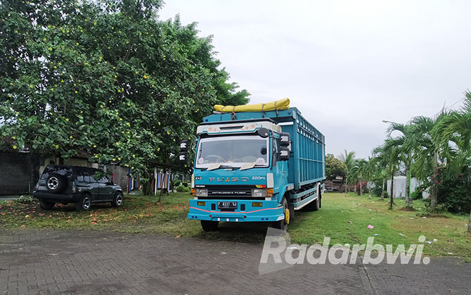 LAPANG: Warga memarkir truk di Lapangan Jajag, Kecamatan Gambiran, Banyuwangi. (GARETA WARDANI/RABA)