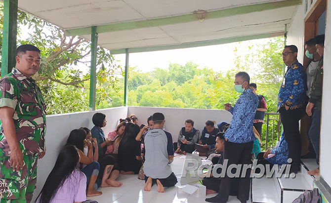 DIAWASI: Sejumlah PSK dilakukan screening untuk mendeteksi adanya penyakit HIV/AIDS, di wilayah ex Lokalisasi Gunung Sampan, Desa Kotakan, Kecamatan Kota, Kamis (17/11). (IWAN FERIYANTO/JPRS)