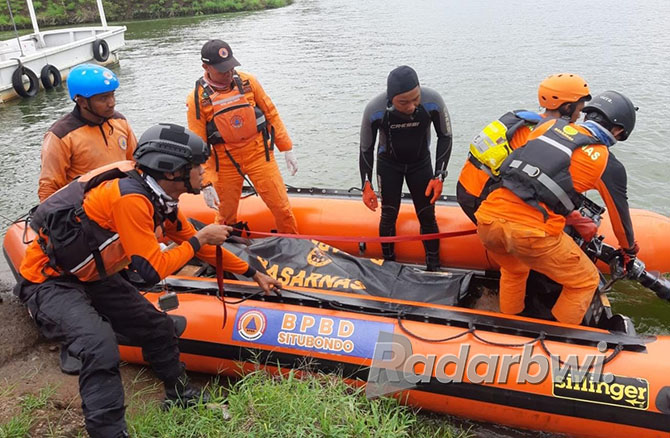 EVAKUASI: Anggota Pusdalops BPBD Situbondo, mengevakuasi jenazah Muhammad Fauzi warga Kabupaten Bondowo, di bibir Waduk Bajulmati, Sabtu lalu (19/11). (HUMAIDI/JPRS)