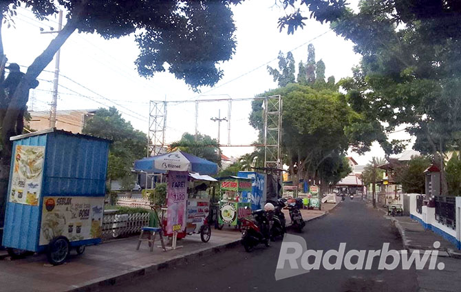 TEMPAT BARU: Sejumlah pedagang kaki lima (PKL) mulai memadati taman bunga di Timur Alun-alun Kota Situbondo, Selasa (8/11). (Humaidi/Radar Situbondo)