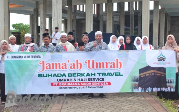 MURAH DAN MUDAH: Kepala Cabang PT Brahmana Muda Sentosa Banyuwangi, KH Muhammad Badrodin (tengah) bersama para jamaah umrah di Pondok Pesantren Ibnu Sina, Dusun Jalen, Desa Setail, Kecamatan Genteng, sesaat sebelum berangkat, Rabu (23/11). (SALIS ALI/JPRG