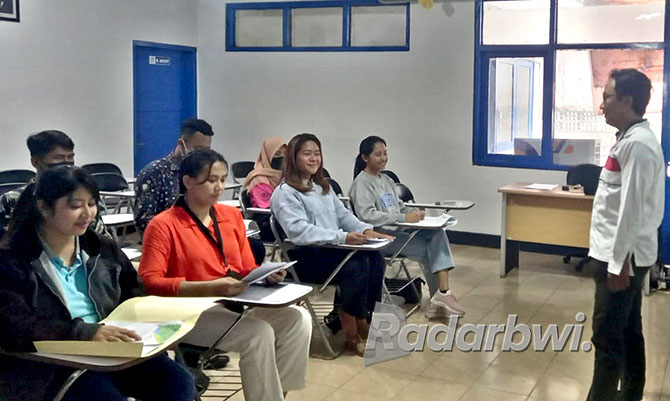 SIAP BERANGKAT: Calon pekerja migran Indonesia (CPMI) sedang menjalani pembekalan di BP2MI Banyuwangi, Selasa (22/11). (AYU LESTARI/RABA)